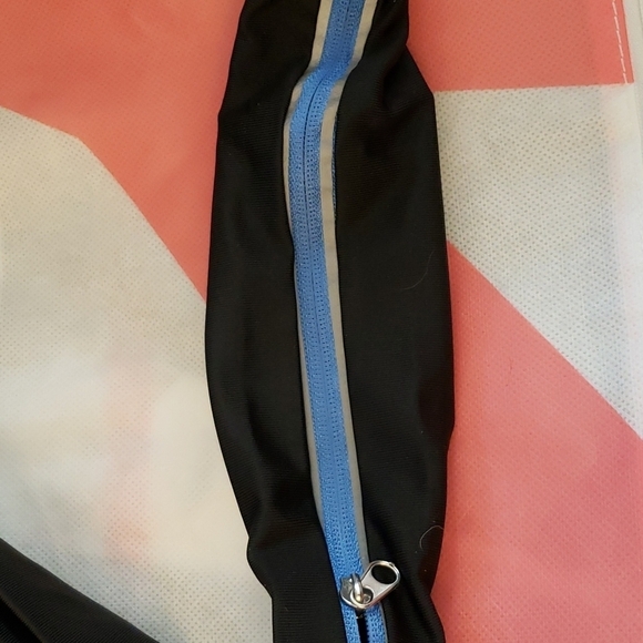 Yvette Sport Excercise or Travel Wallet Belt in Black and Blue - Picture 6 of 6